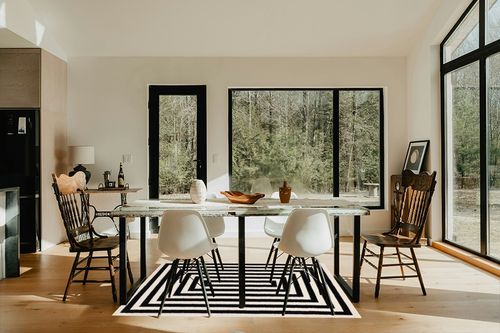Abani Contemporary Black & Ivory 4' x 6' Area Rug, Contrasting Geometric Modern Stripe Symmetrical Living Room Carpet Rugs in Modern Scandinavian Dining Room with Black Accents