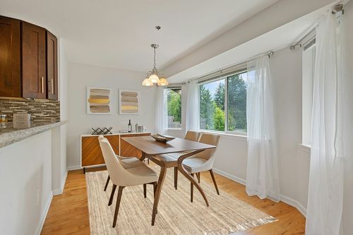 nuLOOM Daniela Farmhouse Chunky Jute Area Rug, 6' x 9', Natural in Modern White Dining Room with Wooden Accents