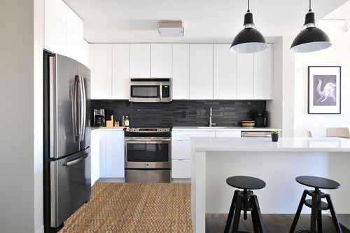 Pebble & Crane - Carlisle Rug - Woven Throw Rug - Jute and Cotton - Area Rug for Kitchen, Living Room, Bedroom, and More - Solid Trim - 8’ x 10’ - Grey in White and Black Modern Kitchen