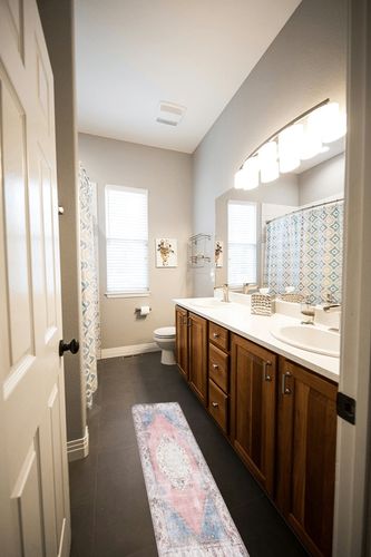 SAFAVIEH Serapi Collection Area Rug - 9' x 12', Ivory & Pink, Boho Chic Design, Non-Shedding Machine Washable & Slip Resistant Ideal for High Traffic Areas in Living Room, Bedroom (SEP357A) in Wooden and Grey Bathroom