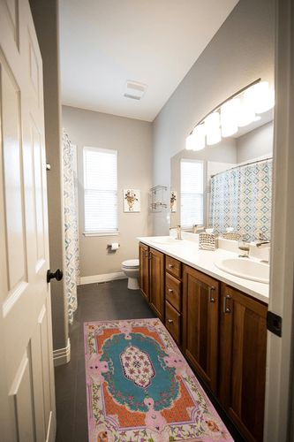 SAFAVIEH Bellagio Collection Area Rug - 9' x 12', Blue & Pink, Handmade Medallion Wool, Ideal for High Traffic Areas in Living Room, Bedroom (BLG535M) in Wooden and Grey Bathroom