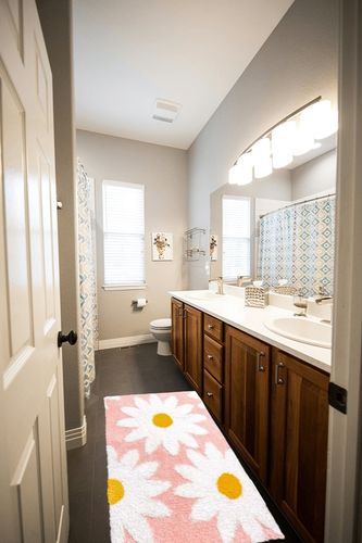 Pink Flower Rug Cute Daisy Bath Mat Bathroom Rug Aesthetic Apartment Decor Funny Cute Water Absorption Non Slip Carpet Super Soft Microfiber Shower Room (Pink Flower Rug, 15.7x23.6in (40x60cm)) in Wooden and Grey Bathroom