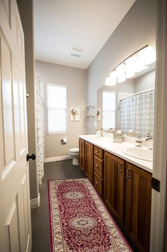SAFAVIEH Lyndhurst Collection Runner Rug - 2'3" x 6', Red & Ivory, Traditional Oriental Design, Non-Shedding & Easy Care, Ideal for High Traffic Areas in Living Room, Bedroom (LNH329C) in Wooden and Grey Bathroom