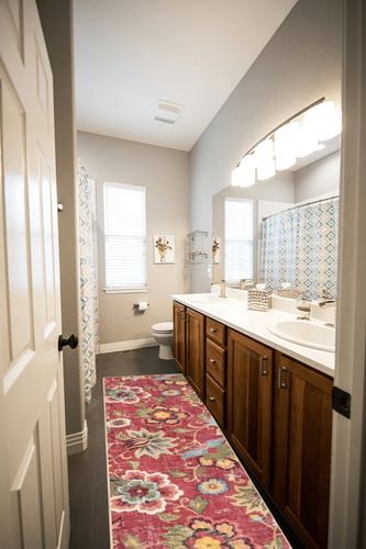 Beeiva Floral Washable Kitchen Runner Rugs, 2x8 Red Modern Hallway Runner Rugs with Rubber Backing, Kitchen Runner Rugs Non Skid Washable Runner Rug Long Rug for Bathoom Entryway in Wooden and Grey Bathroom