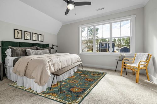 SAFAVIEH Heritage Collection Area Rug - 8' x 10', Light Blue, Handmade Traditional Oriental Wool, Ideal for High Traffic Areas in Living Room, Bedroom (HG651A) in Grey Traditional Bedroom with King Bed