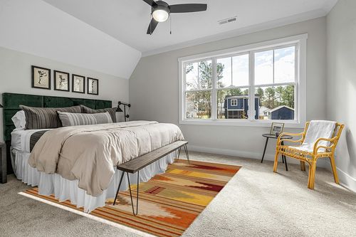 SAFAVIEH Kilim Collection Area Rug - 8' x 10', Red & Multi, Handmade Southwestern Tribal Wool, Ideal for High Traffic Areas in Living Room, Bedroom (NVK177A) in Grey Traditional Bedroom with King Bed