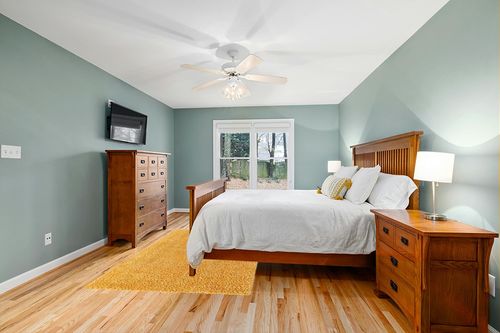 Rugs.com Zermatt Shag Collection Rug – 5' x 8' Sun Yellow Shag Rug Perfect for Bedrooms, Dining Rooms, Living Rooms in Teal and Orange Wood Bedroom