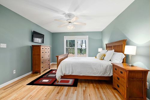 United Weavers Dallas Spaces Accent Rug in Teal and Orange Wood Bedroom