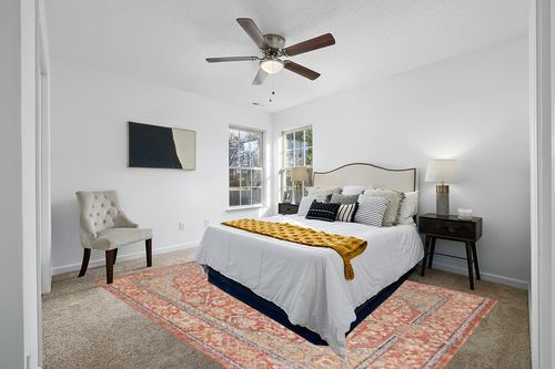 Unique Loom Lola Collection Area Rug - Traditional (7' 10" x 11' Rectangle, Brick Red/Ivory) in White and Yellow Modern Bedroom