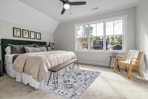 Safavieh Odyssey Collection Area Rug - 5'3" x 7'6", Grey & Black, Vintage Oriental Design, Non-Shedding & Easy Care, Ideal for High Traffic Areas in Living Room, Bedroom (ODY850F) in Grey Traditional Bedroom with King Bed