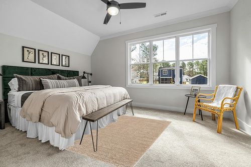 Unique Loom Davos Shag Collection Area Rug - Solid (5' 3" x 8' Rectangle, Linen) in Grey Traditional Bedroom with King Bed