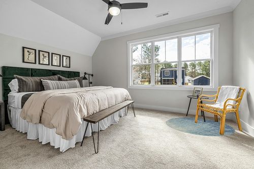 HomeRoots 5' Ivory and Blue Round Abstract Power Loom Area Rug in Grey Traditional Bedroom with King Bed