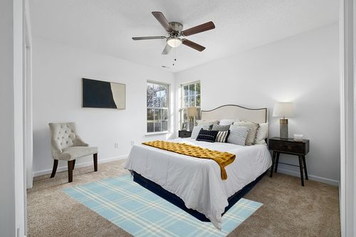 SAFAVIEH Kilim Collection Area Rug - 5' x 8', Light Blue & Yellow, Handmade Plaid Flat Weave Wool, Ideal for High Traffic Areas in Living Room, Bedroom (KLM420A) in White and Yellow Modern Bedroom