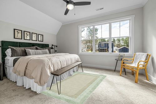 SAFAVIEH Impressions Collection Area Rug - 5' x 8', Green & Beige, Handmade Wool, Ideal for High Traffic Areas in Living Room, Bedroom (IM821D) in Grey Traditional Bedroom with King Bed
