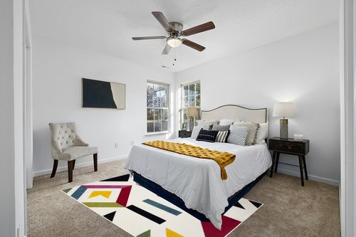 SAFAVIEH Hollywood Collection Area Rug - 5'3" x 7'6", Ivory & Rose, Mid-Century Modern Design, Non-Shedding & Easy Care, Ideal for High Traffic Areas in Living Room, Bedroom (HLW700A) in White and Yellow Modern Bedroom