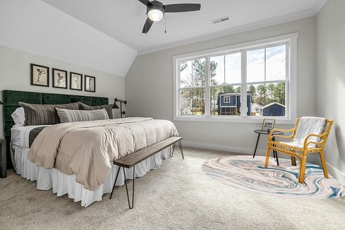 SAFAVIEH Meadow Collection Area Rug - 8' Round, Beige & Blue, Modern Abstract Design, Non-Shedding & Easy Care, Ideal for High Traffic Areas in Living Room, Bedroom (MDW553B) in Grey Traditional Bedroom with King Bed