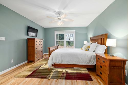 Unique Loom Barista Collection Area Rug - Timor (7' 10" x 10' Rectangle, Multi/ Red) in Teal and Orange Wood Bedroom