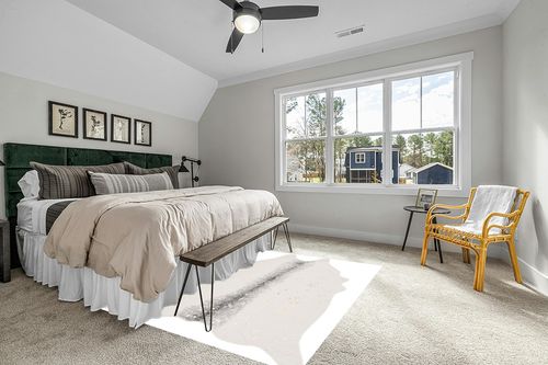 SAFAVIEH Faux Cow Hide Collection 6' x 8' Beige/Grey FCH205B Rustic Western Boho Living Room Dining Bedroom Area Rug in Grey Traditional Bedroom with King Bed