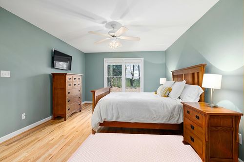 Erin Gates by Momeni Langdon Windsor Pink Hand Woven Wool Area Rug 3'9" X 5'9" in Teal and Orange Wood Bedroom