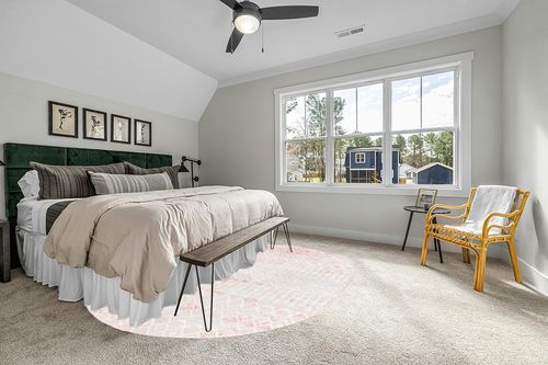 Unique Loom Bohemian Trellis Collection Area Rug - Gypsy (8' x 10' Oval, Dusty Rose/Ivory) in Grey Traditional Bedroom with King Bed