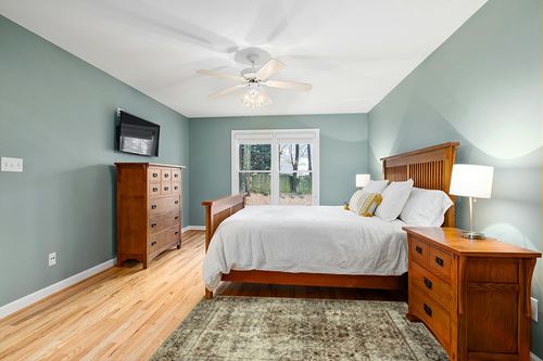 Loloi Magnolia Home by Joanna Gaines x Sinclair Pebble/Taupe 3'-6" x 5'-6" Accent Rug in Teal and Orange Wood Bedroom