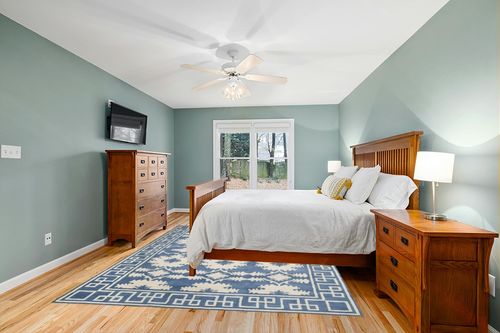 SAFAVIEH Bella Collection 8' x 10' Blue/Ivory BEL132A Handmade Premium Wool Area Rug in Teal and Orange Wood Bedroom