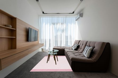 SAFAVIEH Montauk Collection Area Rug - 5' x 8', Red & Ivory, Flat Weave Cotton Design, Easy Care, Ideal for High Traffic Areas in Living Room, Bedroom (MTK714Q) in Grey Living Room with Brown Couch