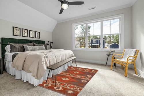 Safavieh Kilim Collection Area Rug - 5' x 8', Brown & Dark Grey, Handmade Tribal Southwestern Boho Rustic Wool, Ideal for High Traffic Areas in Living Room, Bedroom (KLM331T) in Grey Traditional Bedroom with King Bed