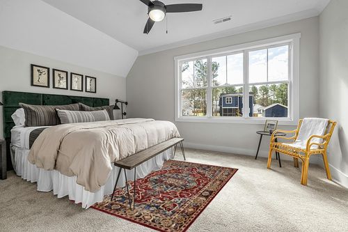 SAFAVIEH Bijar Collection 5'3" x 7'6" Red / Royal BIJ605R Traditional Oriental Distressed Non-Shedding Living Room Bedroom Dining Home Office Area Rug in Grey Traditional Bedroom with King Bed