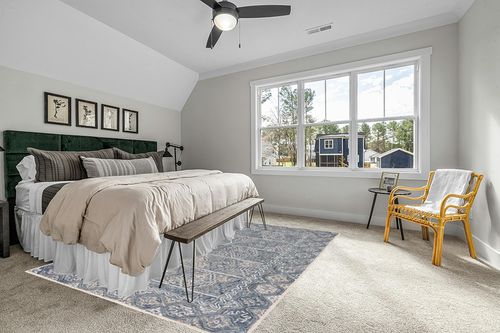 SAFAVIEH Aspen Collection Area Rug - 8' x 10', Blue & Beige, Handmade Boho Wool, Ideal for High Traffic Areas in Living Room, Bedroom (APN275M) in Grey Traditional Bedroom with King Bed