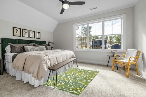 Antep Rugs Floral 5x7 Abstract Indoor Area Rug Siesta (Green White, 5'3" x 7') in Grey Traditional Bedroom with King Bed