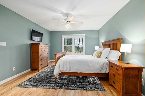 Unique Loom Sofia Collection Area Rug - Casino (7' 10" x 10' Rectangle, Black/ Ivory) in Teal and Orange Wood Bedroom