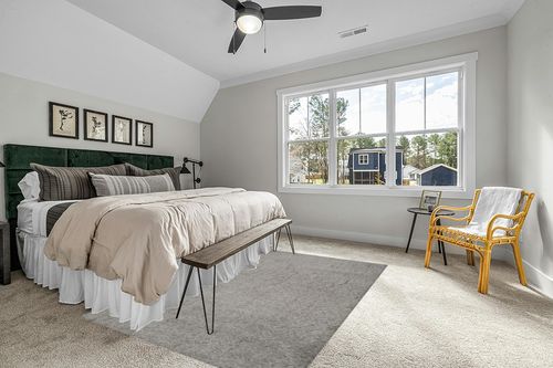 SAFAVIEH Venice Shag Collection Area Rug - 6' x 9', Silver, Handmade Glam, 3-inch Thick Ideal for High Traffic Areas in Living Room, Bedroom (SG256S) in Grey Traditional Bedroom with King Bed