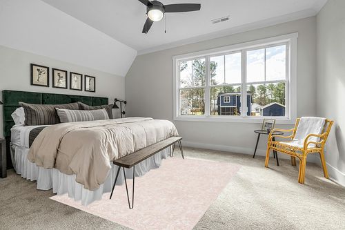 Safavieh Trace Collection Area Rug - 6' x 9', Ivory & Pink, Handmade Wool, Ideal for High Traffic Areas in Living Room, Bedroom (TRC101U) in Grey Traditional Bedroom with King Bed