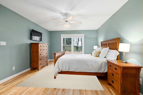 SAFAVIEH Vermont Collection Area Rug - 8' x 10', Ivory, Handmade Wool & Cotton, Ideal for High Traffic Areas in Living Room, Bedroom (VRM104A) in Teal and Orange Wood Bedroom