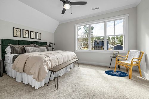 White Snowflake Round Area Rug 3ft,Washable Outdoor Indoor Carpet Runner Rug for Bedroom,Kitchen,Bathroom,Living/Dining/Laundry Room,Office,Area+Rug Bath Door Mat Winter Christmas Holiday Blue in Grey Traditional Bedroom with King Bed