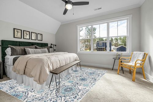 SAFAVIEH Madison Collection Area Rug - 9' x 12', Cream & Light Grey, Boho Chic Glam Paisley Design, Non-Shedding & Easy Care, Ideal for High Traffic Areas in Living Room, Bedroom (MAD600C) in Grey Traditional Bedroom with King Bed