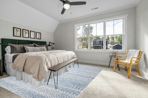 SAFAVIEH Micro-Loop Collection Area Rug - 9' x 12', Blue & Ivory, Handmade Moroccan Boho Tribal Wool, Ideal for High Traffic Areas in Living Room, Bedroom (MLP502M) in Grey Traditional Bedroom with King Bed