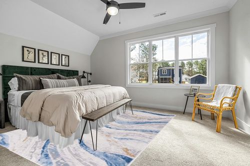 Safavieh Palma Collection Area Rug - 9' x 12', Beige & Light Blue, Modern Abstract Design, Non-Shedding & Easy Care, Ideal for High Traffic Areas in Living Room, Bedroom (PAM334A) in Grey Traditional Bedroom with King Bed
