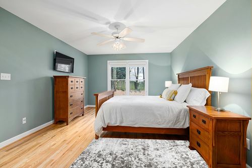 nuLOOM Meaghan Contemporary Abstract Area Rug, 4x6, Grey in Teal and Orange Wood Bedroom