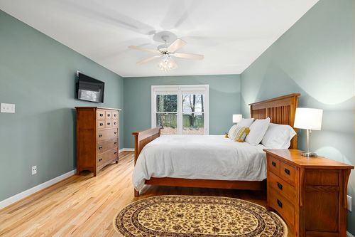 Unique Loom Voyage Collection Area Rug - St. Louis (4' 1" x 6' 1" Oval Cream/Brown) in Teal and Orange Wood Bedroom