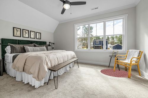 Unique Loom Outdoor Trellis Collection Area Rug - Tribal Trellis (4' 1" Round, Rust Red/ Ivory) in Grey Traditional Bedroom with King Bed