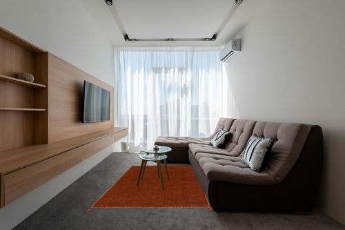 SAFAVIEH Montauk Collection Area Rug - 5' x 8', Orange & Black, Handmade Flat Weave Cotton Corner Tassel, Ideal for High Traffic Areas in Living Room, Bedroom (MTK150P) in Grey Living Room with Brown Couch