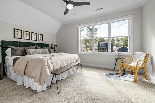SAFAVIEH Adirondack Collection Area Rug - 4' Round, Grey & Black, Modern Abstract Design, Non-Shedding & Easy Care, Ideal for High Traffic Areas in Living Room, Bedroom (ADR134Z) in Grey Traditional Bedroom with King Bed