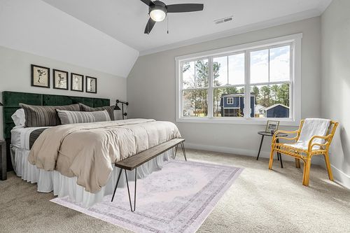 SAFAVIEH Tucson Collection Area Rug - 6' x 9', Beige & Light Green, Persian Design, Non-Shedding Machine Washable & Slip Resistant Ideal for High Traffic Areas in Living Room, Bedroom (TSN184B) in Grey Traditional Bedroom with King Bed