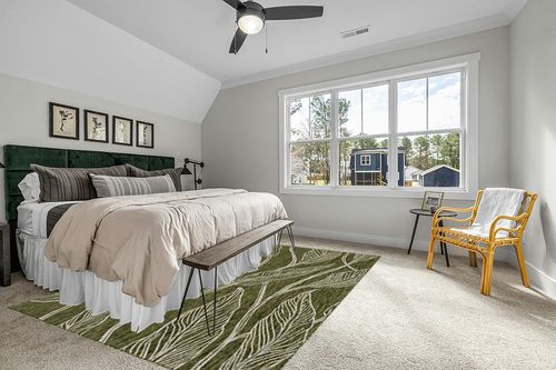 Unique Loom Outdoor Botanical Collection Area Rug - Leaf (7' 10" x 11' 4" Rectangle, Green/ Ivory) in Grey Traditional Bedroom with King Bed