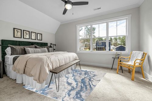 SAFAVIEH Horizon Shag Collection Area Rug - 6' x 9', Grey & Blue, Modern Abstract Design, Non-Shedding & Easy Care, 2-inch Thick Ideal for High Traffic Areas in Living Room, Bedroom (HZN890G) in Grey Traditional Bedroom with King Bed