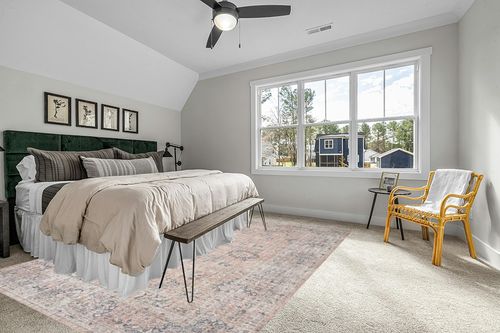 ‎Blush / Grey ‎Traditional ‎Stain-resistant ‎Living Room ‎Area Rug in Grey Traditional Bedroom with King Bed