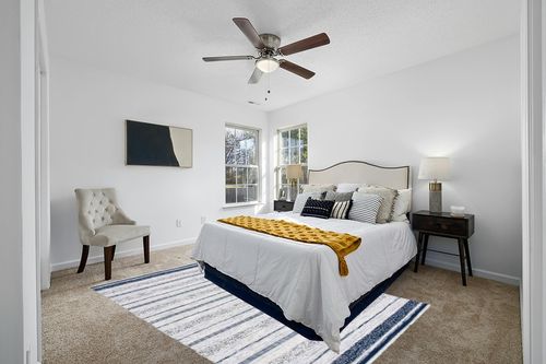 SAFAVIEH Striped Kilim Collection 6' x 9' Ivory / Navy STK517A Handmade Flatweave Cotton Area Rug in White and Yellow Modern Bedroom