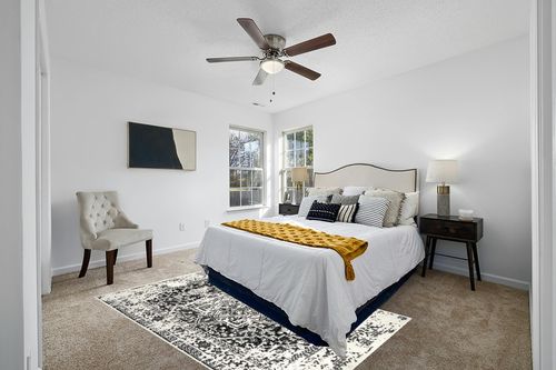 nuLOOM Jordana Vintage Distressed Medallion Area Rug, 5x8, Black and White in White and Yellow Modern Bedroom